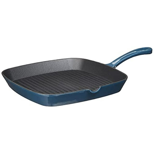 sartén cuisinart de hierro fundido esmaltado 9.25 pulgadas provenzal Vista en 3/4 de una sartén cuadrada de 9.25" con mango largo; interior negro estriado de hierro fundido que ofrece retención y distribución uniforme del calor, exterior de porcelana esmaltada azul provenzal con pico para escurrir. Compatible con estufas, hornos e inducción; a menudo usada también para servir en la mesa.