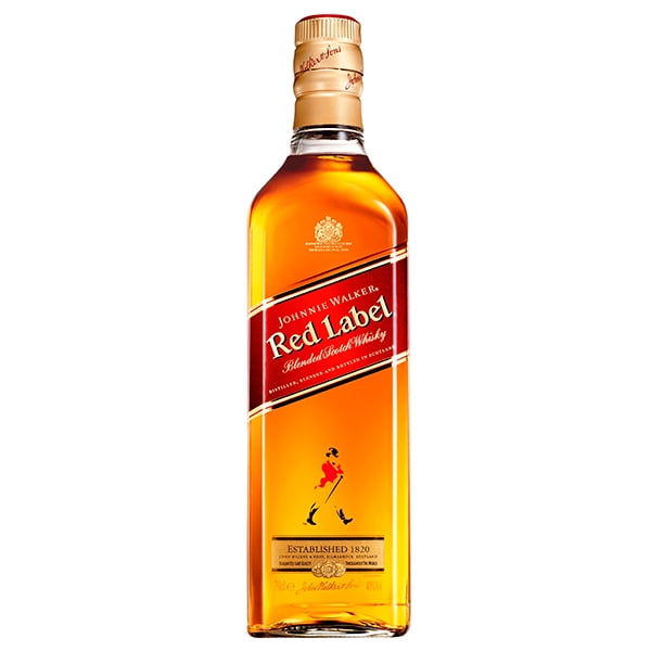 whisky johnnie walker etiqueta roja 750 ml botella frontal centrada con etiqueta diagonal roja y logotipo del caminante; líquido color caoba visible a través del vidrio y tapa dorada. Suele servirse solo, con mezclador o en las rocas.
