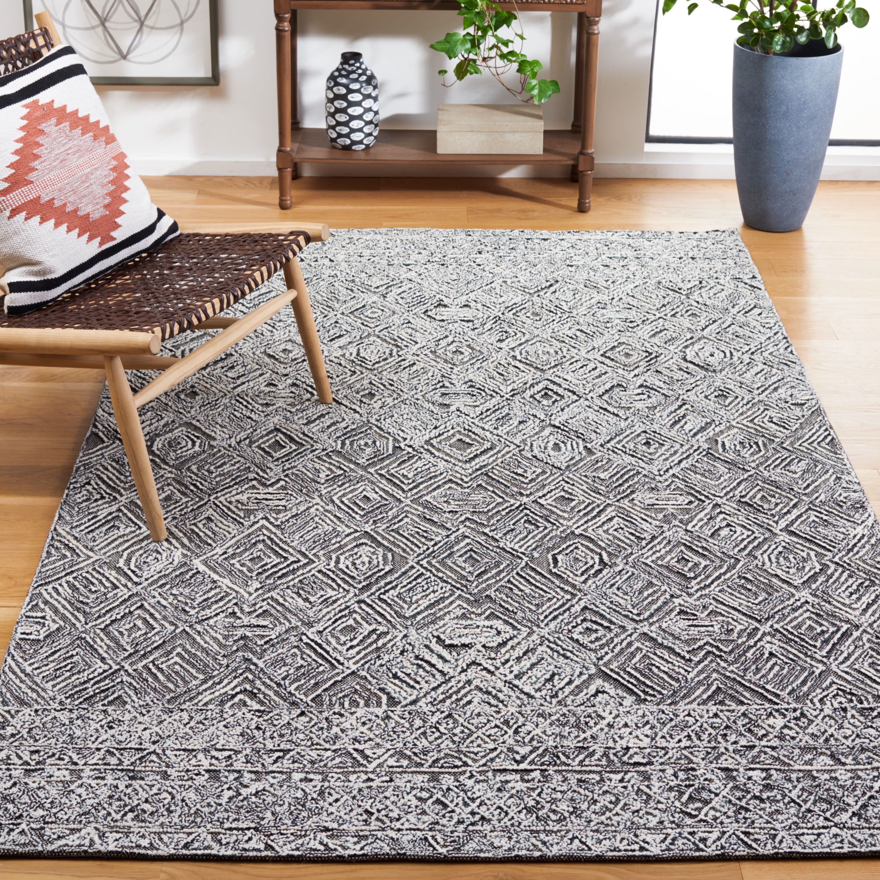 SAFAVIEH Textural Adrasteia Geometric Area Rug, Black/Ivory, 4' x 6'