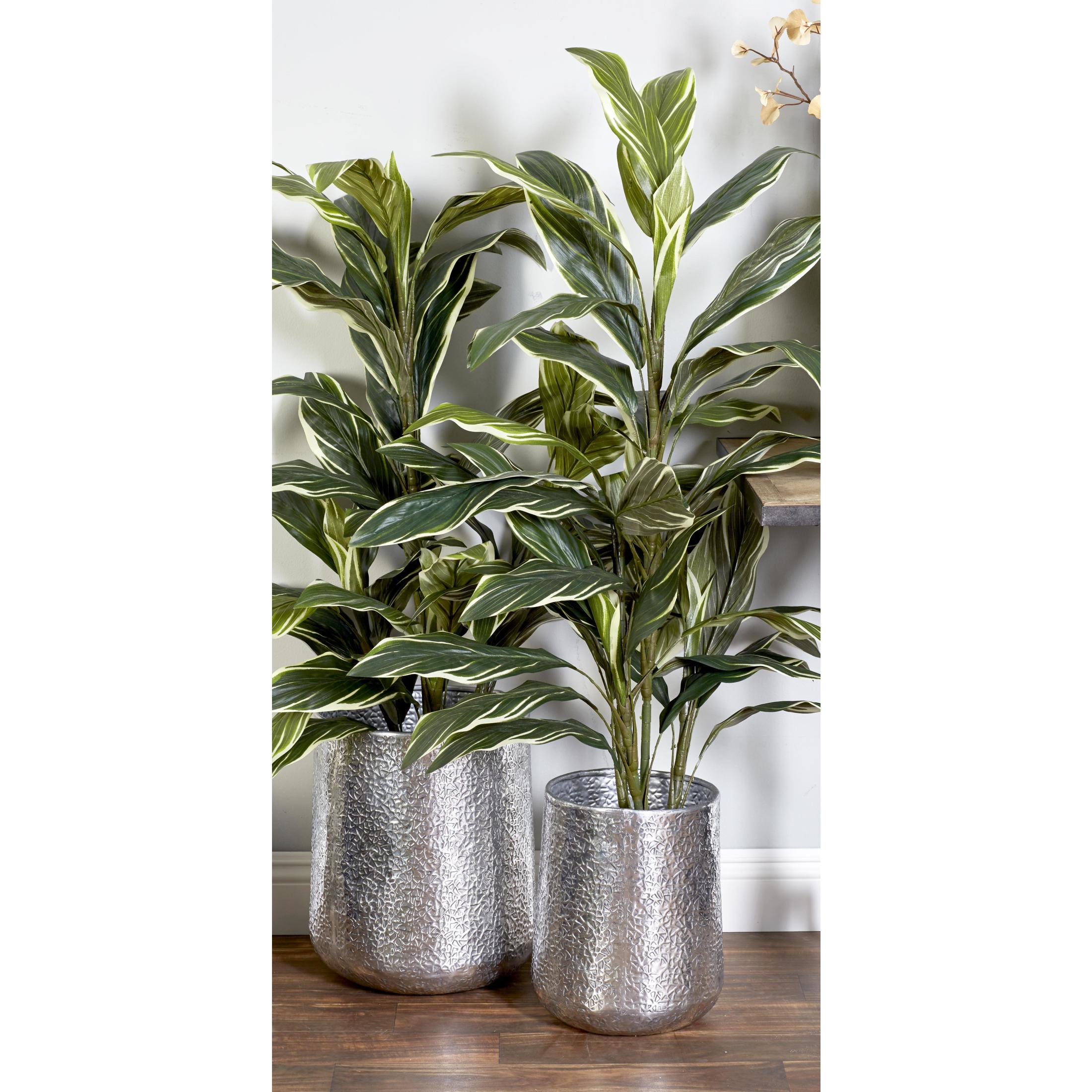 DecMode 12", 16", 20"H Silver Aluminum Metal Planter with Hammered Design (3 Count)