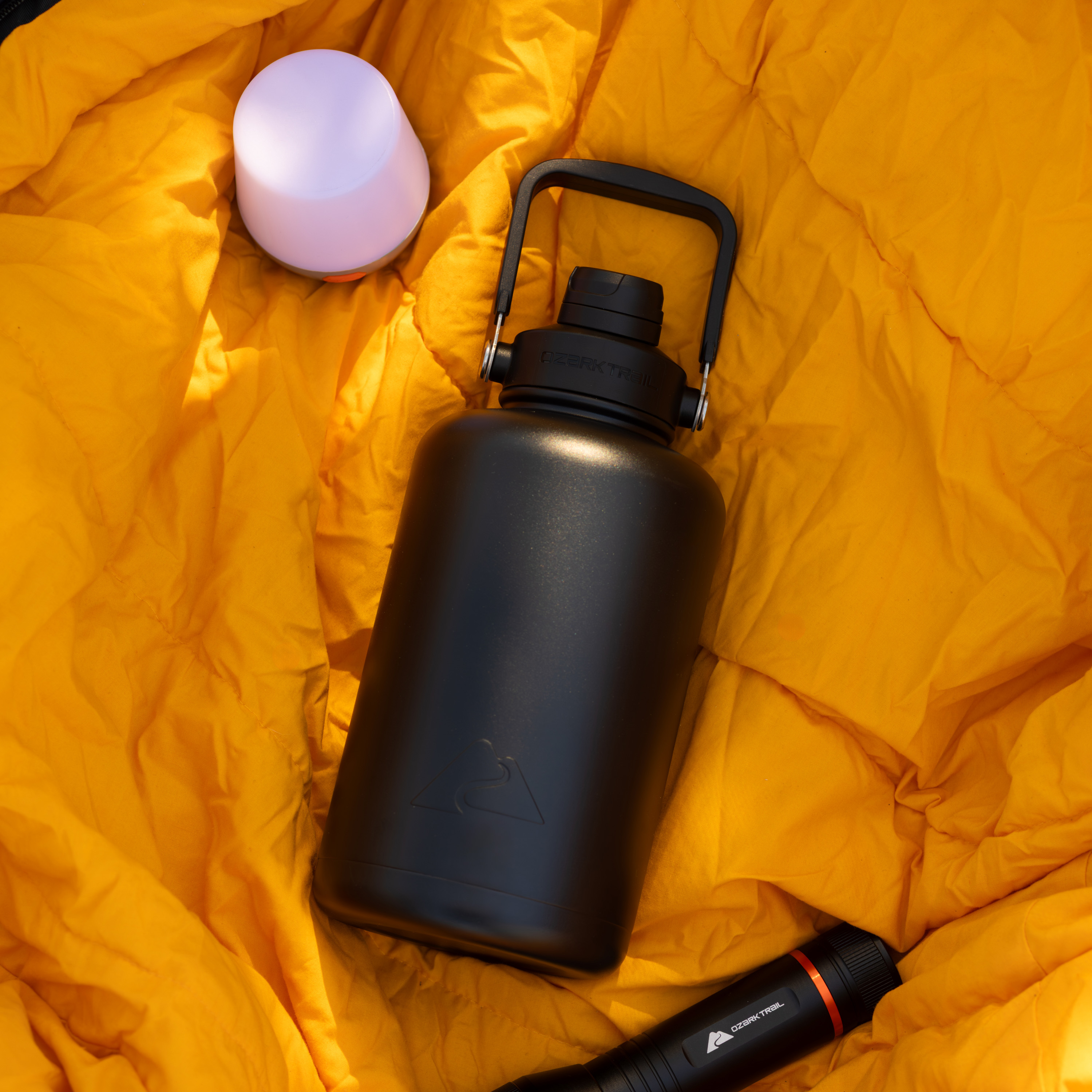 Jarra aislada de acero inoxidable Ozark Trail de 64 oz con asa, negro 3