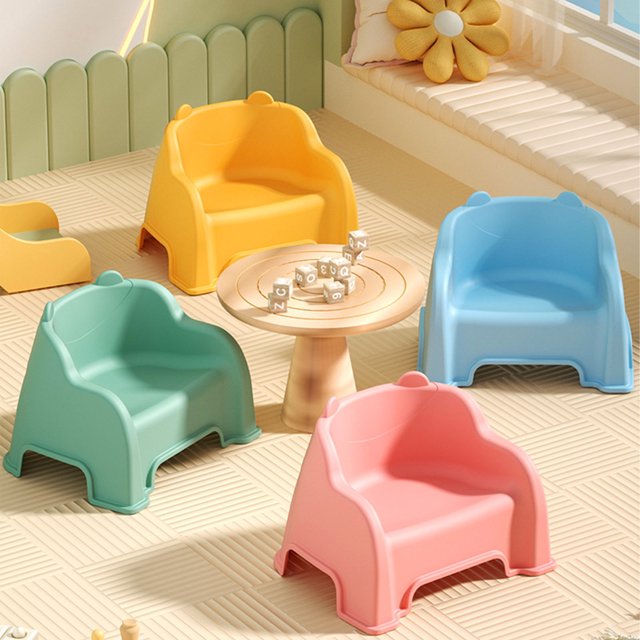 Taburete Pequeño de Plástico Azul con Respaldo | Silla Apilable para Sala de Estar Infantil | 33 X 26,8 X 23,8 Cm | Diseño Ergonómico | Base Antideslizante | 450 G | 1 Unidad