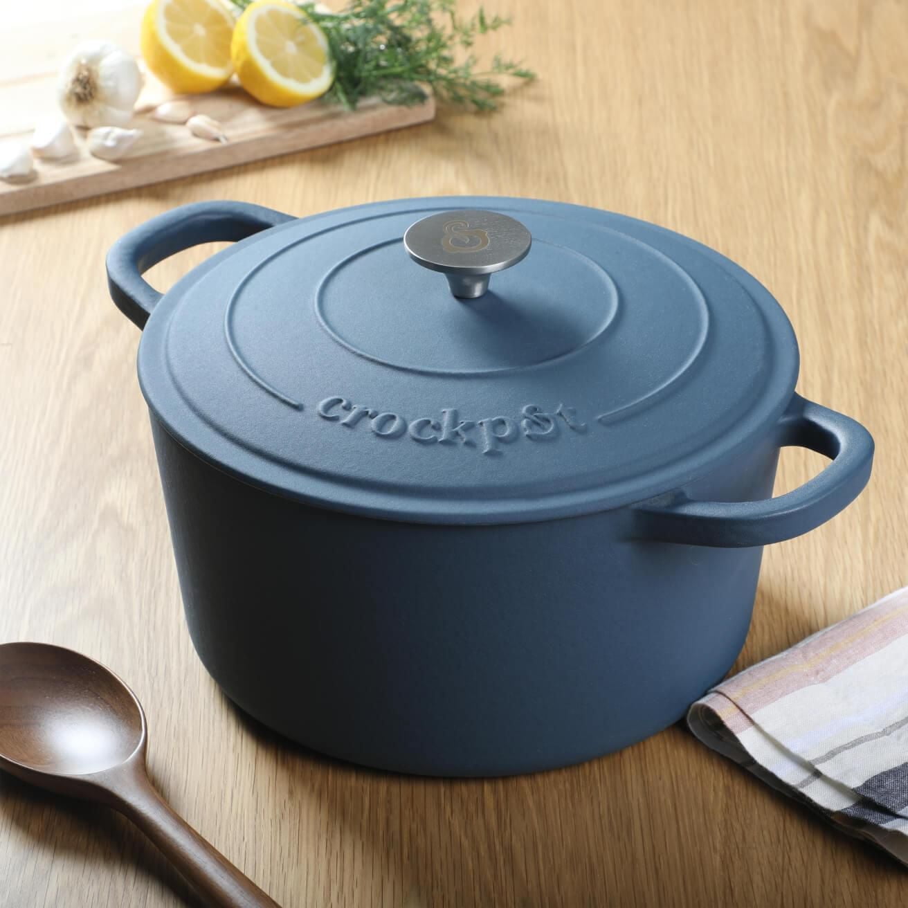 Crock-Pot Artisan Faitout en fonte émaillée de 7 Qt avec couvercle, bleu marine mat, rond