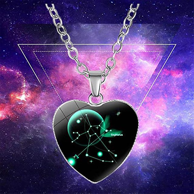 Collar con colgante de corazón de constelación con decoración de vidrio y cuello de metal.