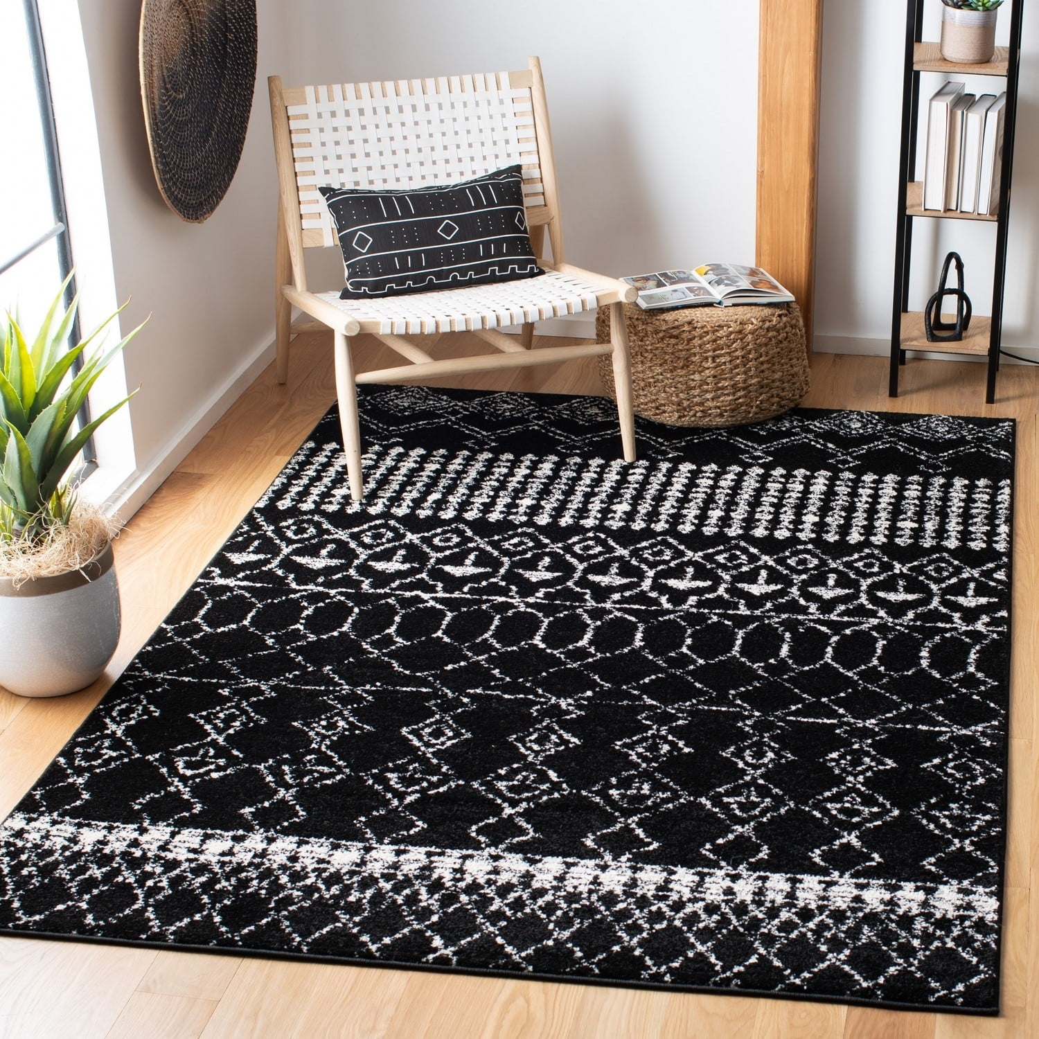 SAFAVIEH Tulum Coriander Moroccan Geometric Area Rug, Black/Ivory, 4' x 6'