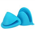 thumbnail image 1 of Paquete de 2 mini guantes de horno de silicona resistentes al calor para cocinar y hornear, color azul, 1 of 3