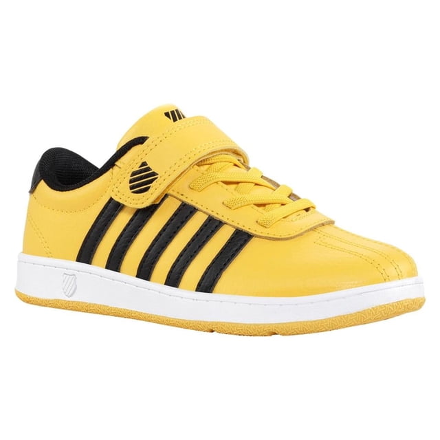 Tenis Para Niño K-Swiss T 15 Amarillo Classic Pro Tape con diseño casual en color amarillo y franjas negras laterales. Cuentan con cierre de velcro, suela antiderrapante y plantilla texturizada que brindan ligereza y frescura, ideales para uso diario y actividades infantiles.