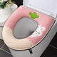 thumbnail image 5 of Cojín Suave para Asiento de Inodoro con Asa y Tiras Adhesivas - Cómoda Funda Antideslizante para Inodoros Redondos o Alargados - Accesorio de Baño Fácil de Limpiar (1 Paquete), 5 of 7