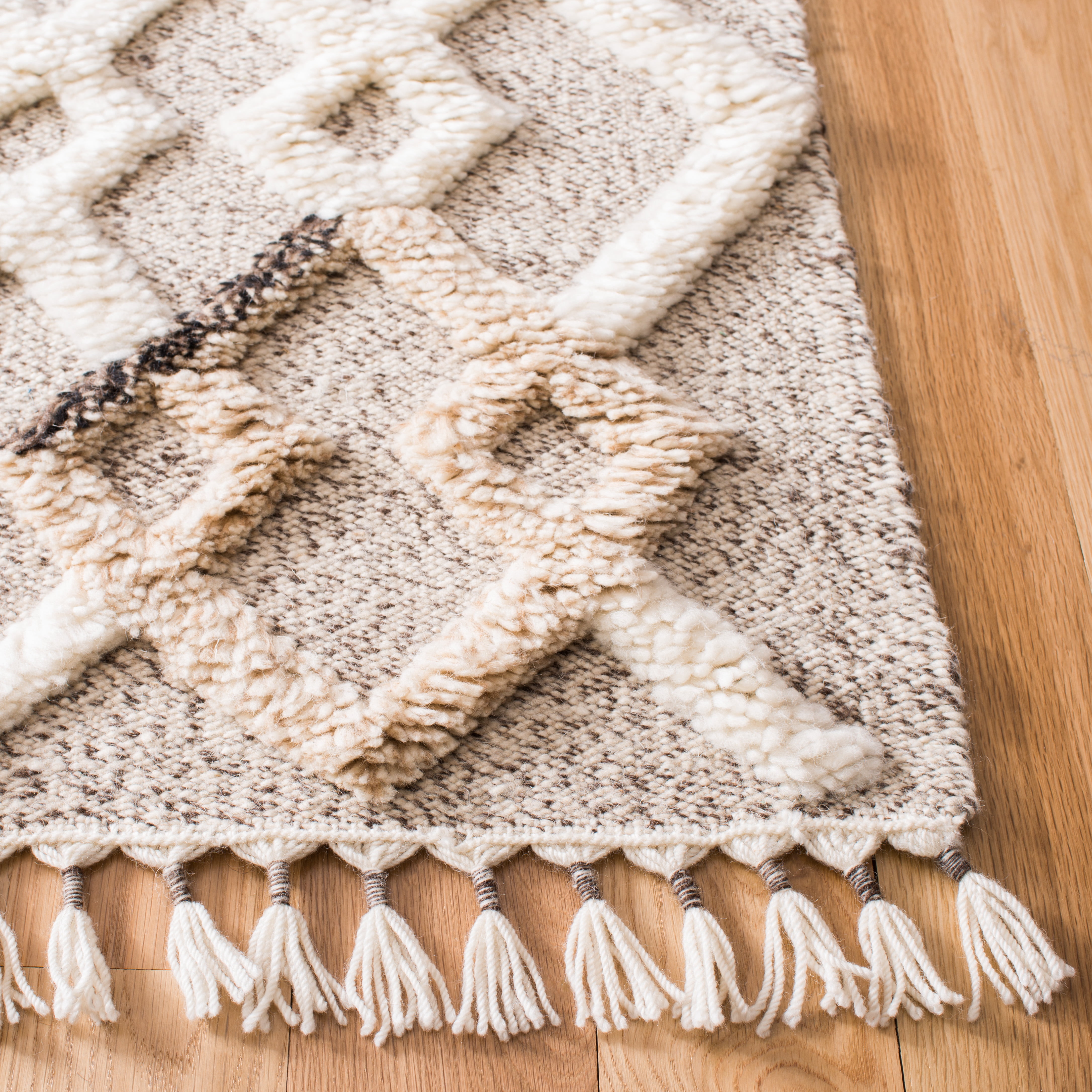 SAFAVIEH Casablanca Cainneach Geometric Wool Shag Area Rug, Beige, 4' x 6'