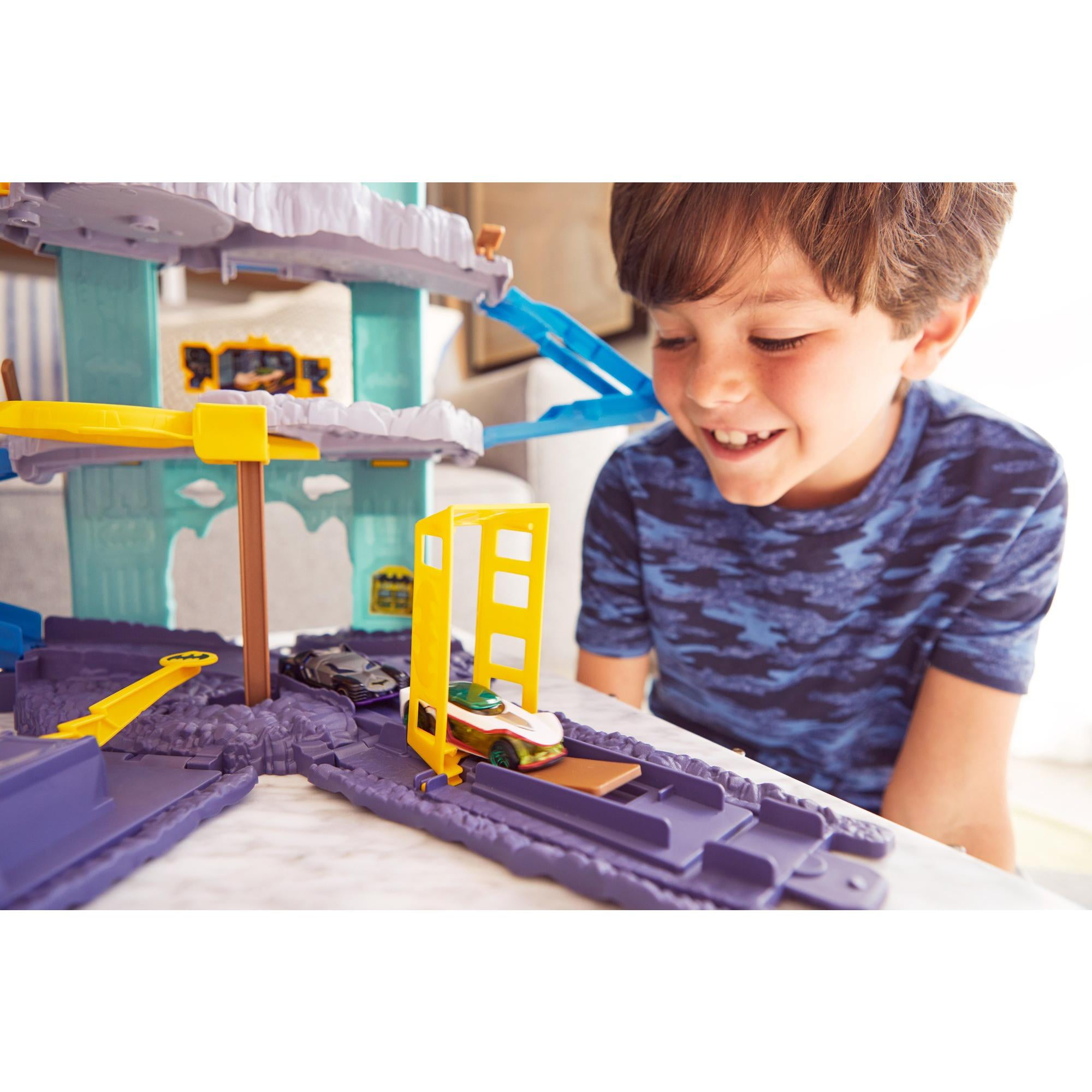 hot wheels dc comics batman expanding batcave playset
