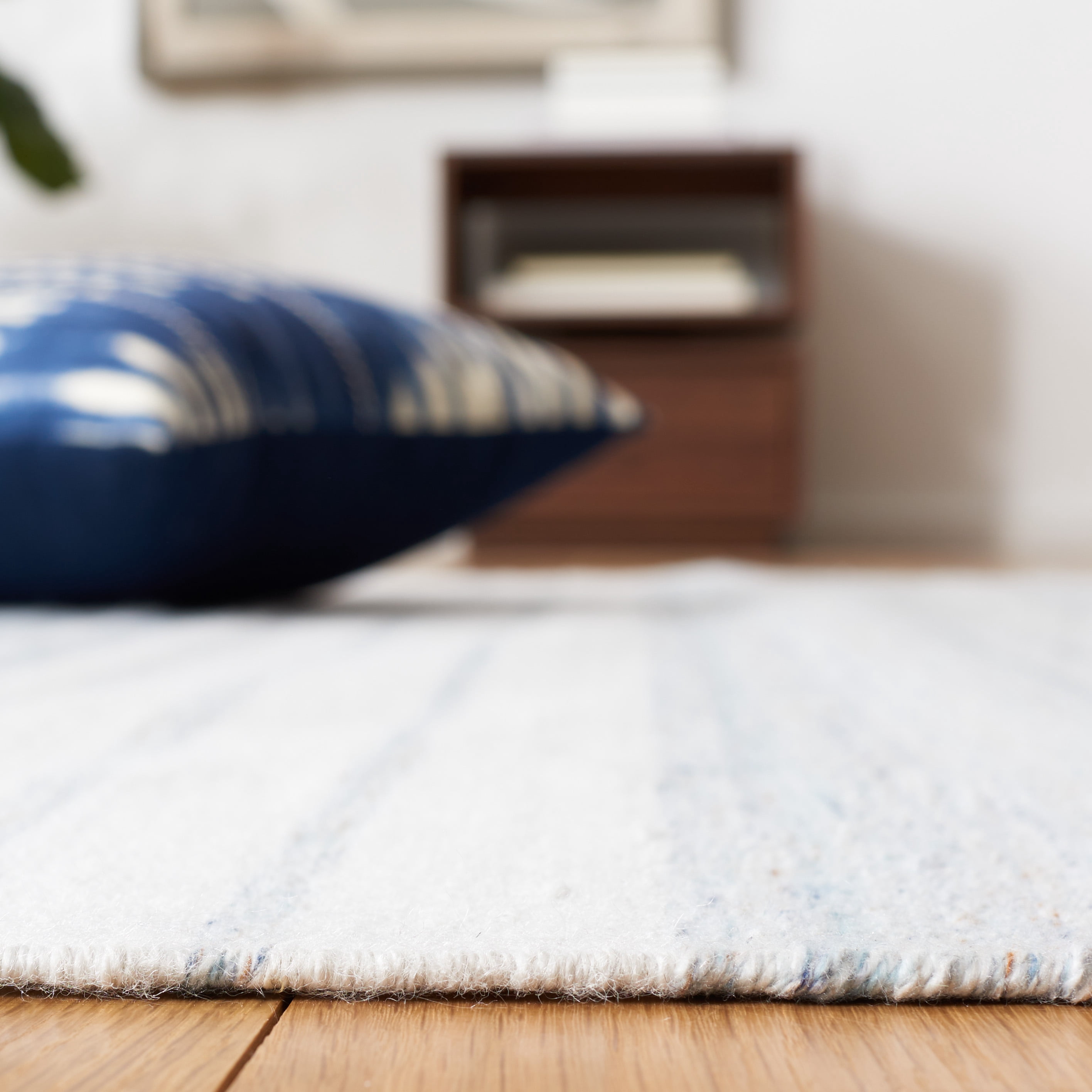 SAFAVIEH Kilim Mckayla Striped Polyester Area Rug, Ivory/Light Blue, 4' x 6'