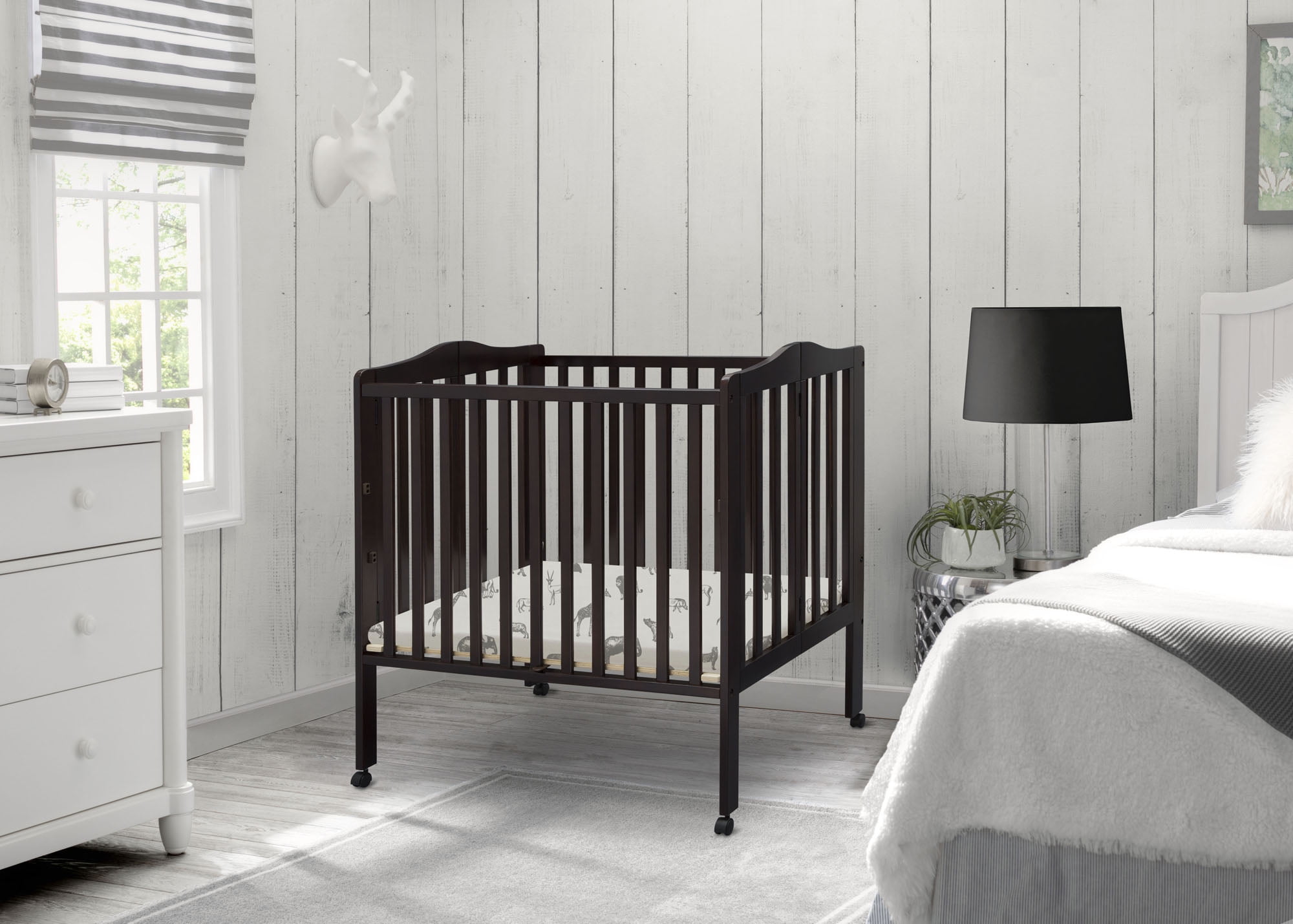 delta children folding portable crib
