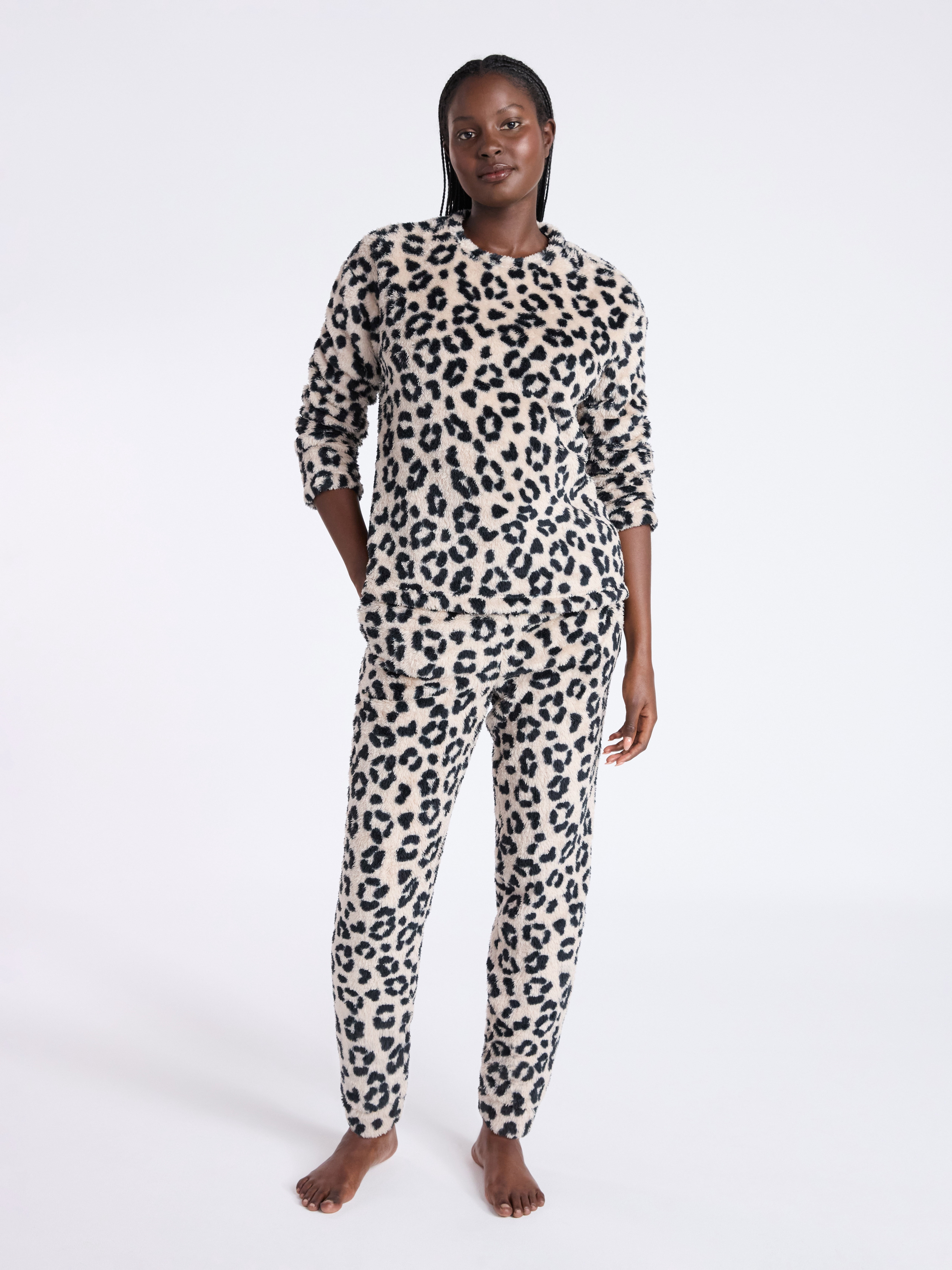 Joyspun Women's Plush Long Sleeve Top and Pants Pajama Set, 2-Piece, Size XS-3X