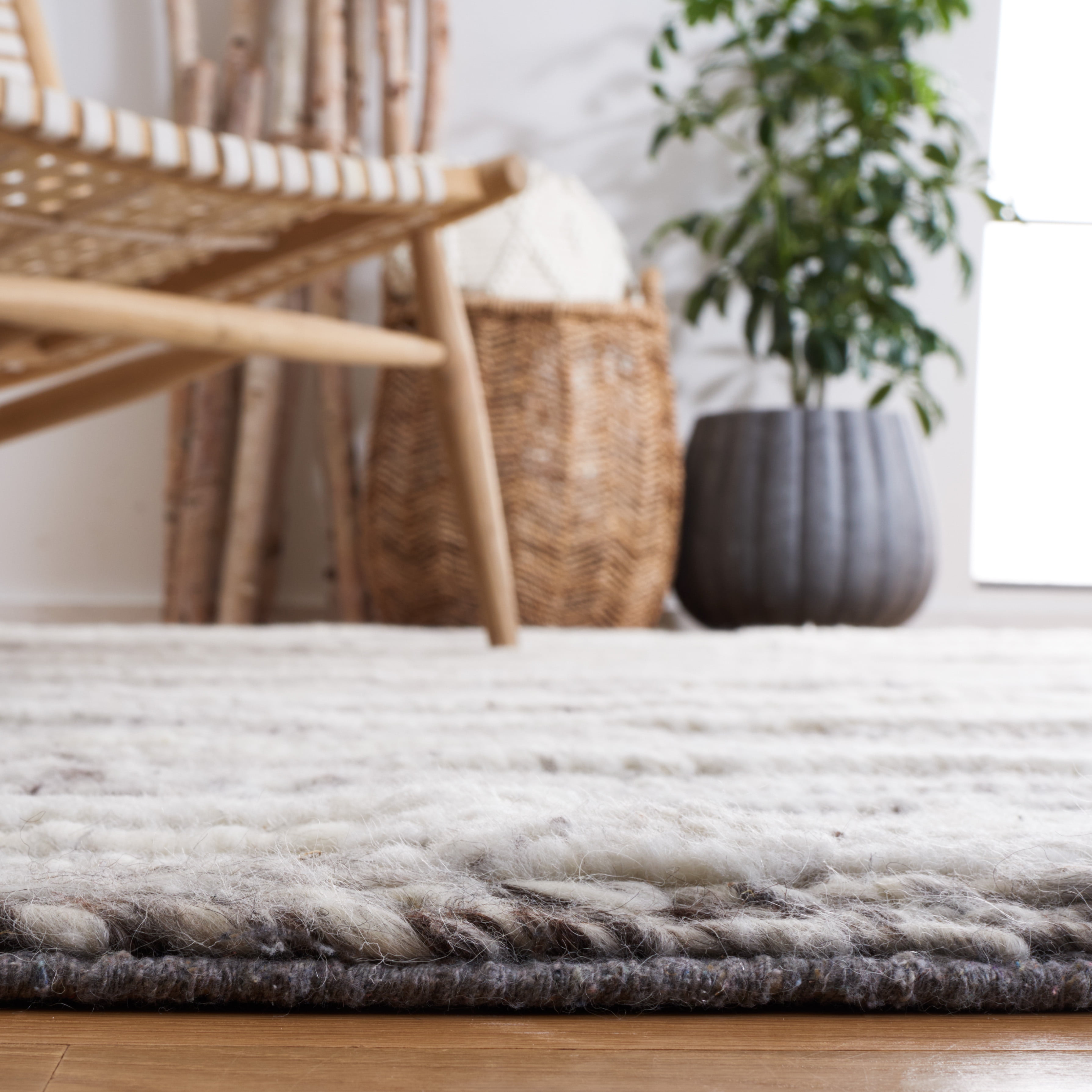 SAFAVIEH Casablanca Jermaine Geometric Runner Rug, Ivory/Grey, 2'3" x 8'