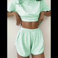 thumbnail image 4 of Pijama de Rayas para Mujer, Conjunto de Dos Piezas, Camiseta con Estampado de Rayas y Hombros Caídos, Pantalones Cortos Cruzados con Abertura. Verde XXL, 4 of 7