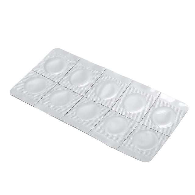 polvo de vitamina c para blanquear la piel, tecnología de producción estricta y suave, fácil de llevar, tecnología de congelación, tabletas de vitamina c para el cuidado de la — blister plateado con 10 tabletas redondas blancas en dos filas, vista angular 3/4 sobre fondo blanco; empaque metalizado y relieve de cavidades visibles.