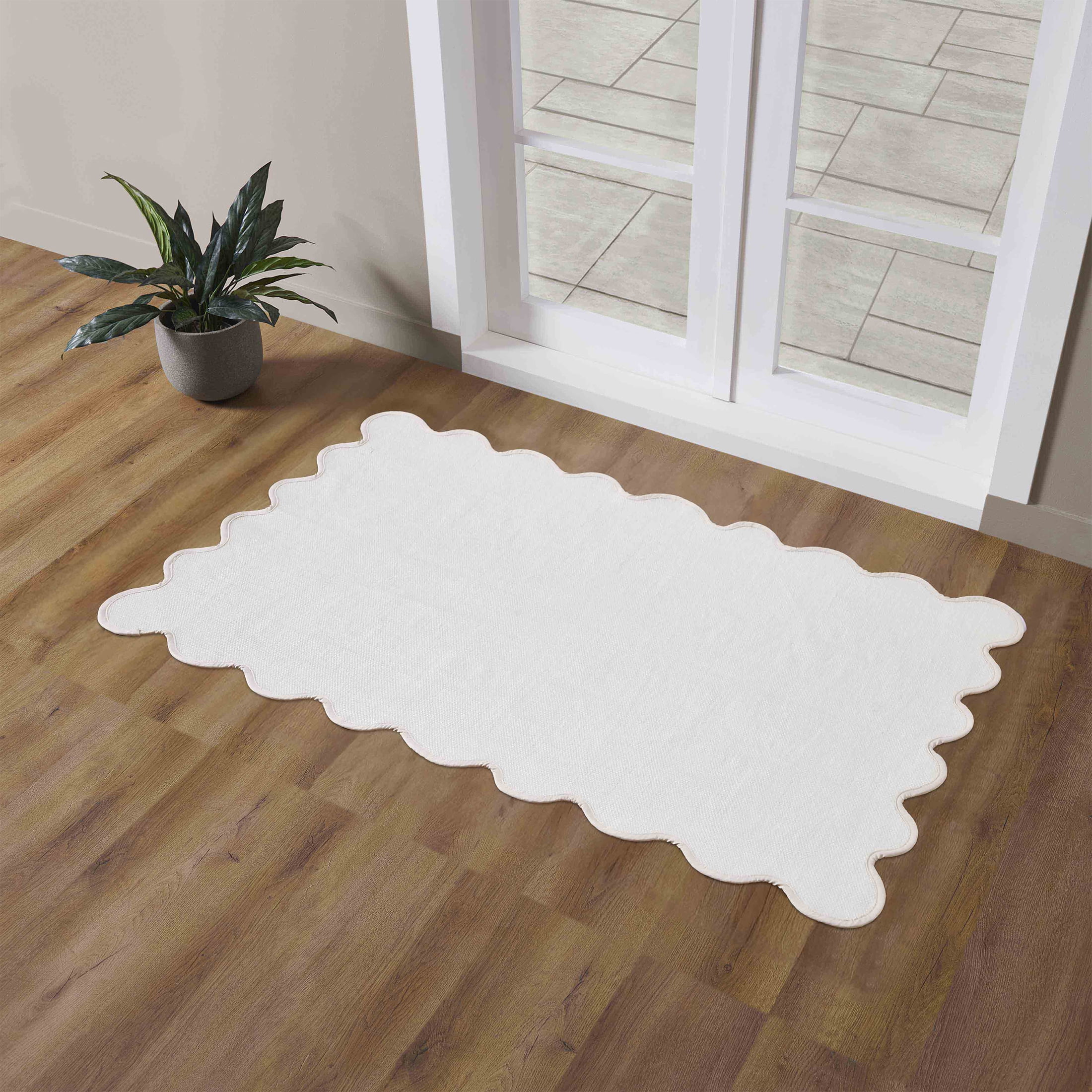 My Texas House White Scallop Indoor/Outdoor Layering Rug, 38" x 58"
