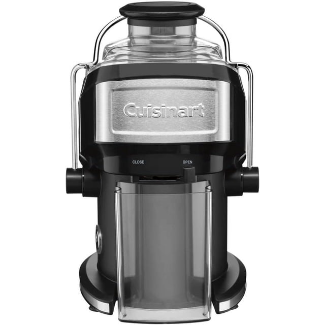 extractor de jugos cuisinart cje500bwfr negro, vista frontal centrada con jarra de jugo (hasta 16 oz) en la salida y depósito de pulpa extraíble semitransparente (40 oz); cuerpo negro con placa metálica Cuisinart, tubo de alimentación con empujador y pico de flujo ajustable marcado close/open. A menudo usado también para preparar purés finos para recetas pequeñas.