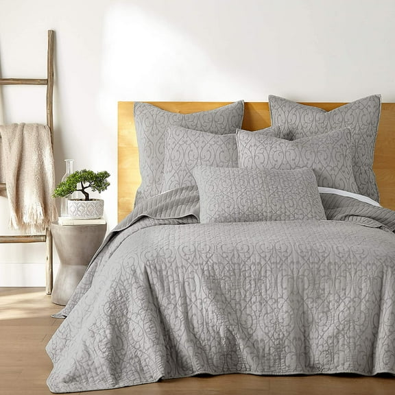 Homthreads - Beckett Quilt Set -King Quilt   Two King Pillow Shams - Microfiber Jacquard - Damask Scroll - Silver Grey - Quilt Size (106 x 92 in.) and Pillow Sham Size (36 x 20 in. )
