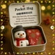 thumbnail image 1 of Set de Regalo Navideño "Abrazo de Bolsillo" | Caja de Hojalata Vintage con Cierre de Seguridad | Peluche de Terciopelo con Detalles Bordados | Almacenamiento Decorativo y Compañero de Peluche | Regal, 1 of 2