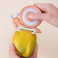 thumbnail image 3 of Pelador de verduras de cerámica en forma de caracol, utensilio de cocina ergonómico para frutas y verduras, ligero y portátil, seguro para niños, fácil de limpiar, resistente a la oxidación, 3 of 5