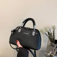 thumbnail image 3 of Bolso de mano de PU sólido con patrón de lichi de lujo ligero 2024, bolsos de hombro decorados con chapa de metal de alta calidad para mujer, 3 of 5
