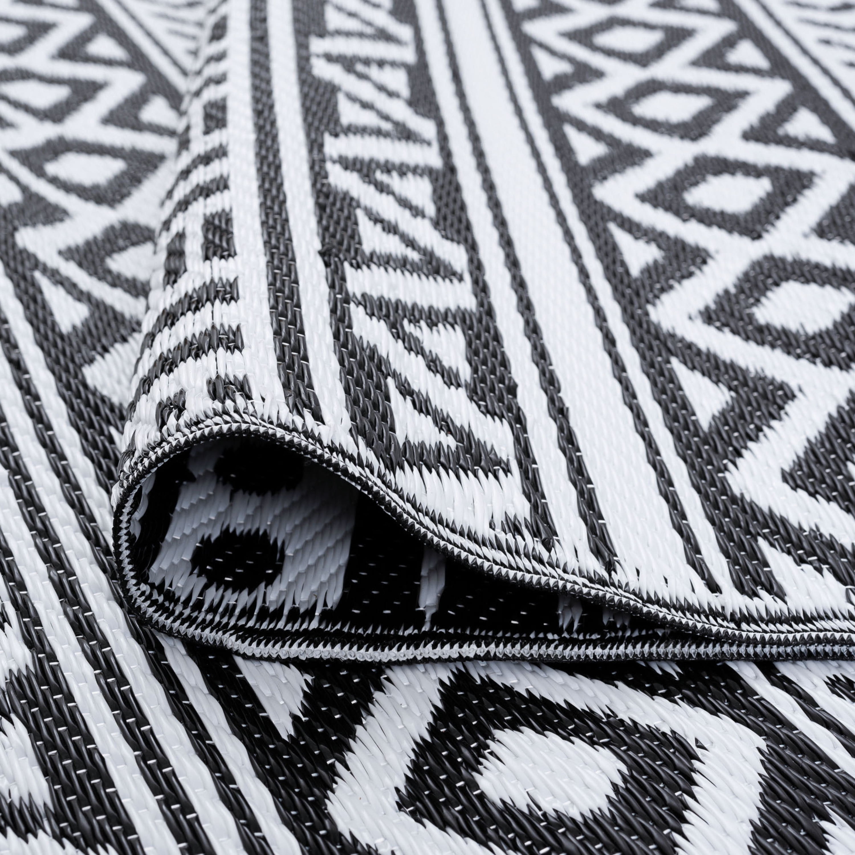 5x7 Reversible Black and White Polypropylene Outdoor Stripe Area Rug