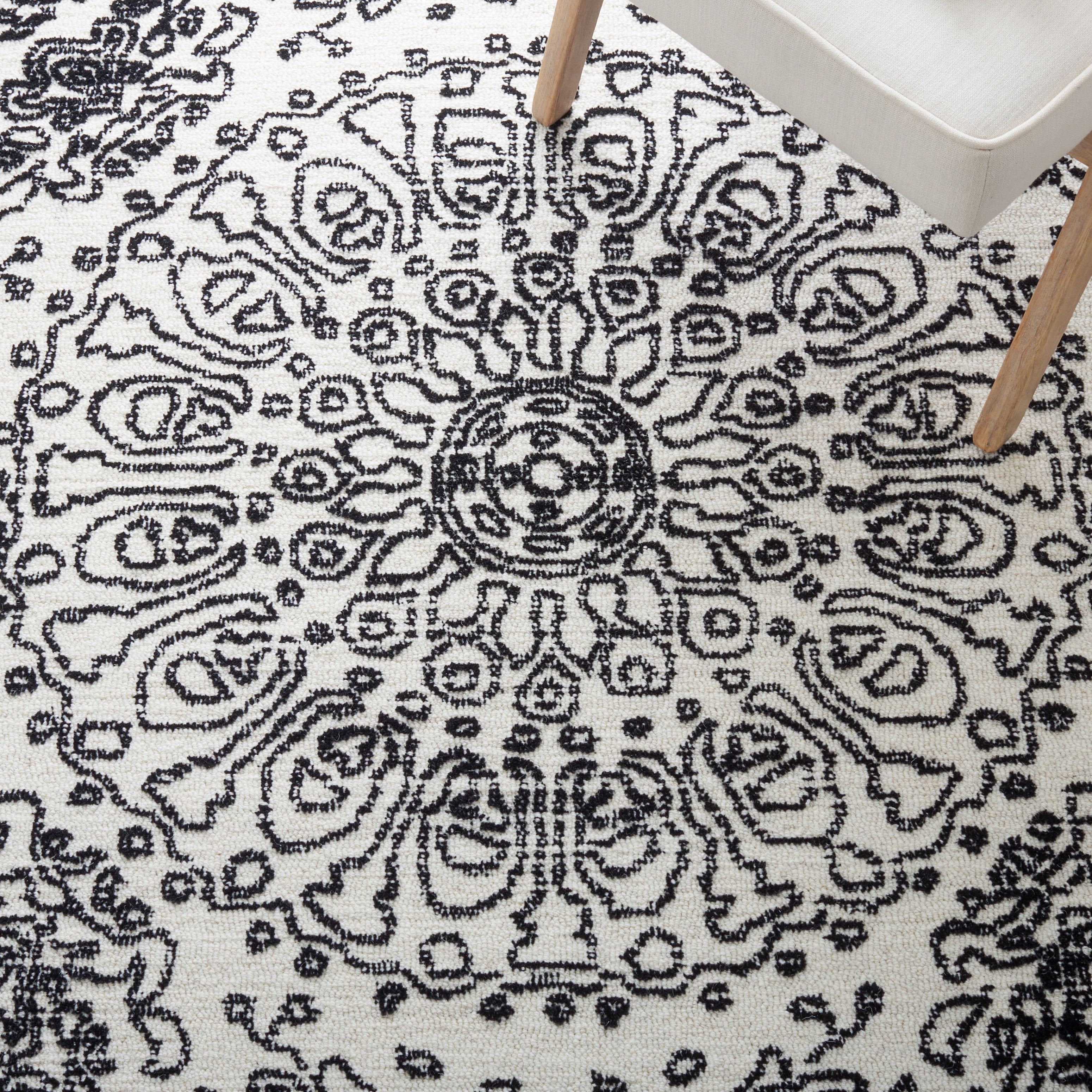 SAFAVIEH Metro Alaois Medallion Area Rug, Ivory/Black, 6' x 6' Round