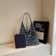 thumbnail image 4 of Bolso Hombro Peluche Vagabundo Chic Al Aire Libre (), 4 of 9
