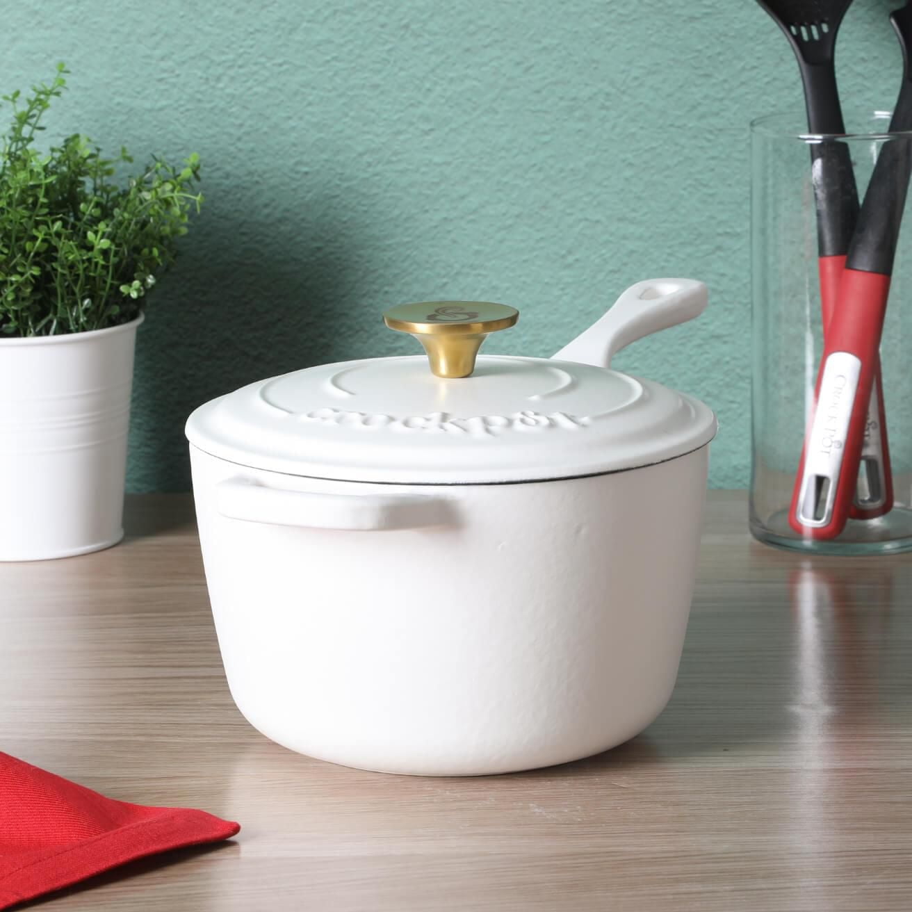 Crock-Pot Artisan Casserole en fonte émaillée de 3 Qt avec couvercle et bouton doré en acier inoxydable, lin mat