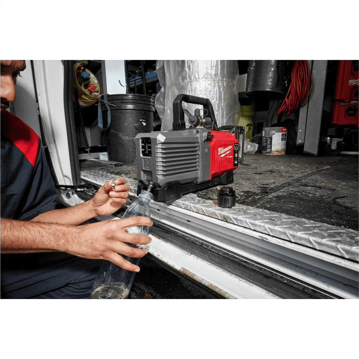 Milwaukee M18 Fuel 5 CFM Cordless Vacuum Pump Kit with Milwaukee M18 Fuel 5 CFM Cordless Vacuum Pump Kit with
