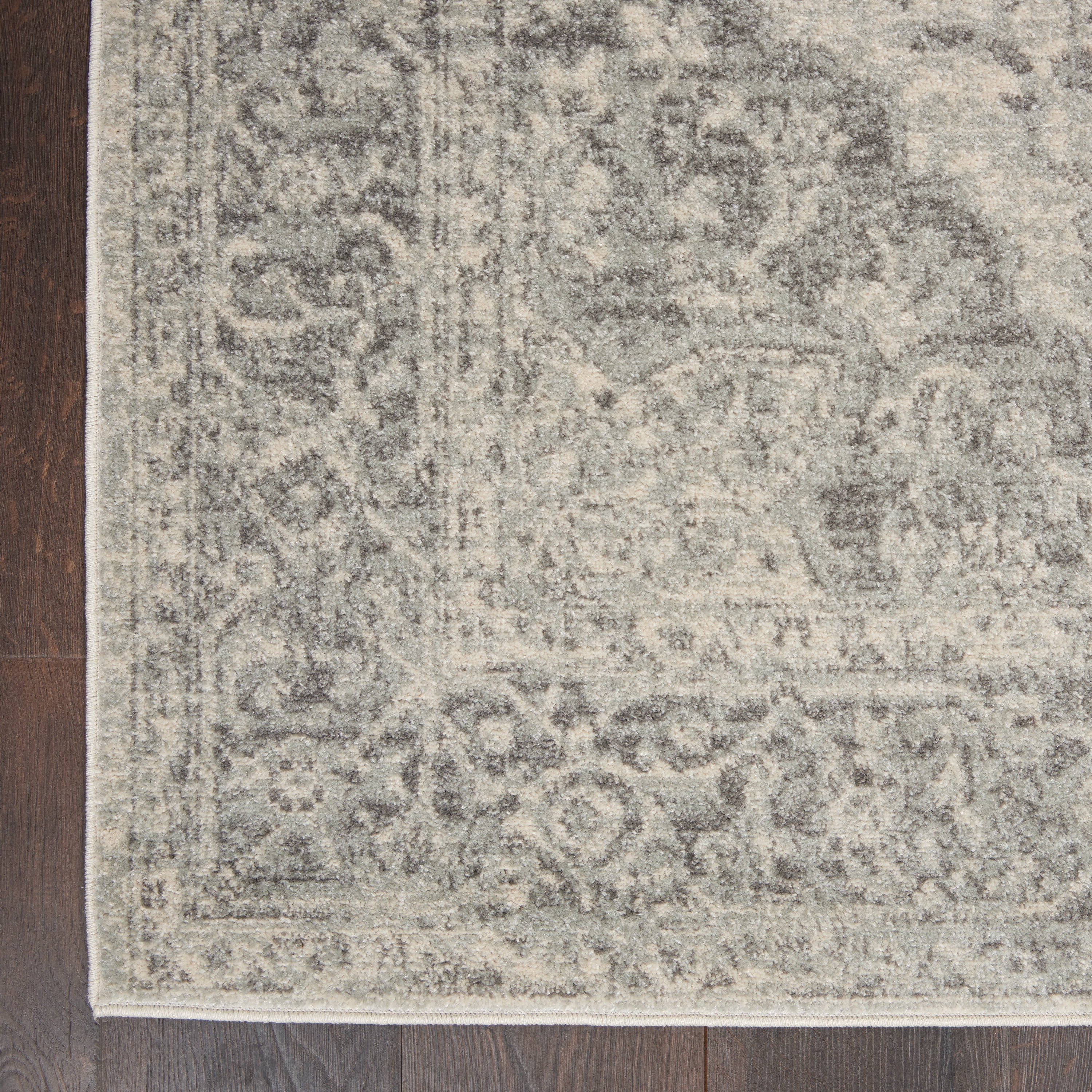 Serene Traditional Persian Ivory/Grey 4' x 6' Area Rug, (4' x 6')