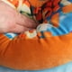 thumbnail image 3 of Cojín de peluche redondo con forma de donut en la espalda, para oficina, coche (cáscara de mandarina), 3 of 4