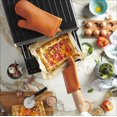 thumbnail image 3 of Juego de 2 guantes de cocina KitchenAid de silicona suave acanalada, color miel, 3 of 5