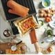 thumbnail image 3 of Juego de 2 guantes de cocina KitchenAid de silicona suave acanalada, color miel, 3 of 5