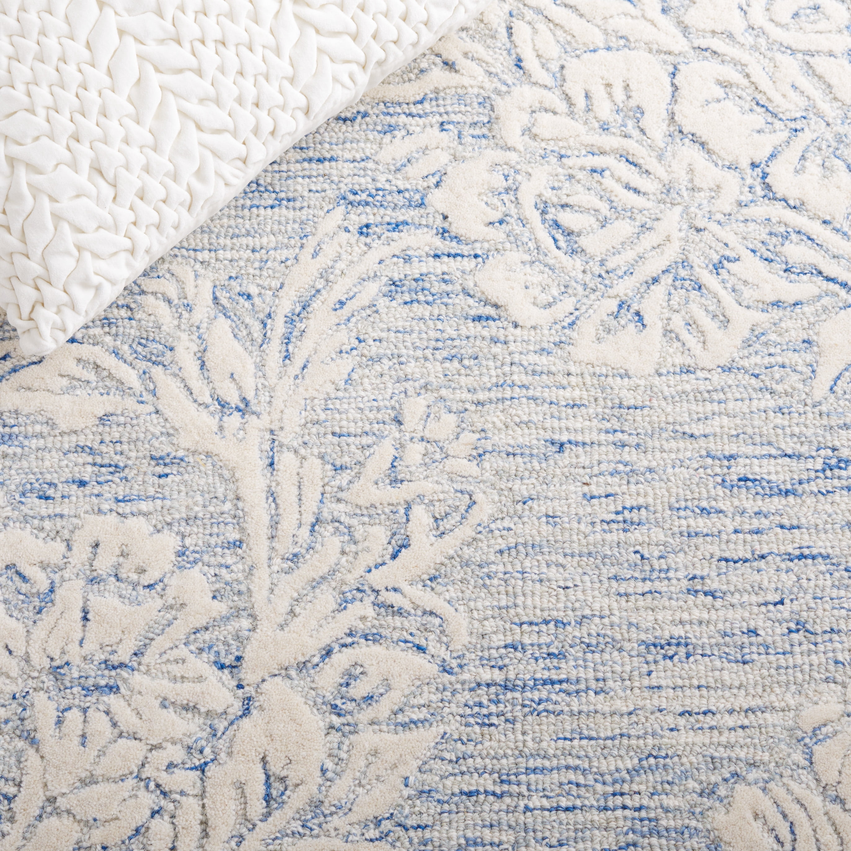 SAFAVIEH Jardin Lucille Leaves Area Rug, Blue/Ivory, 4' x 6'