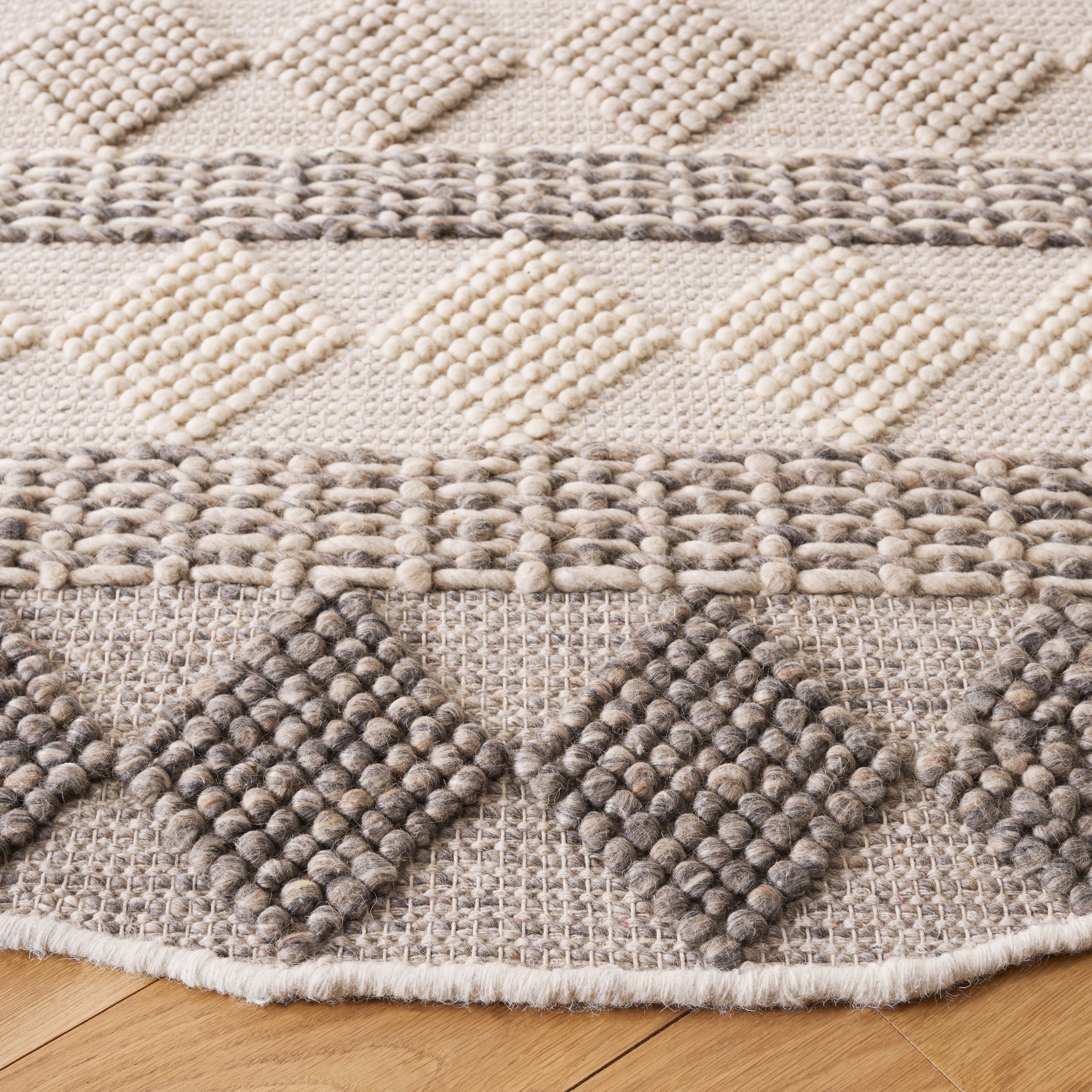 SAFAVIEH Natura Cirino Southwestern Area Rug, Ivory/Grey, 6' x 6' Round