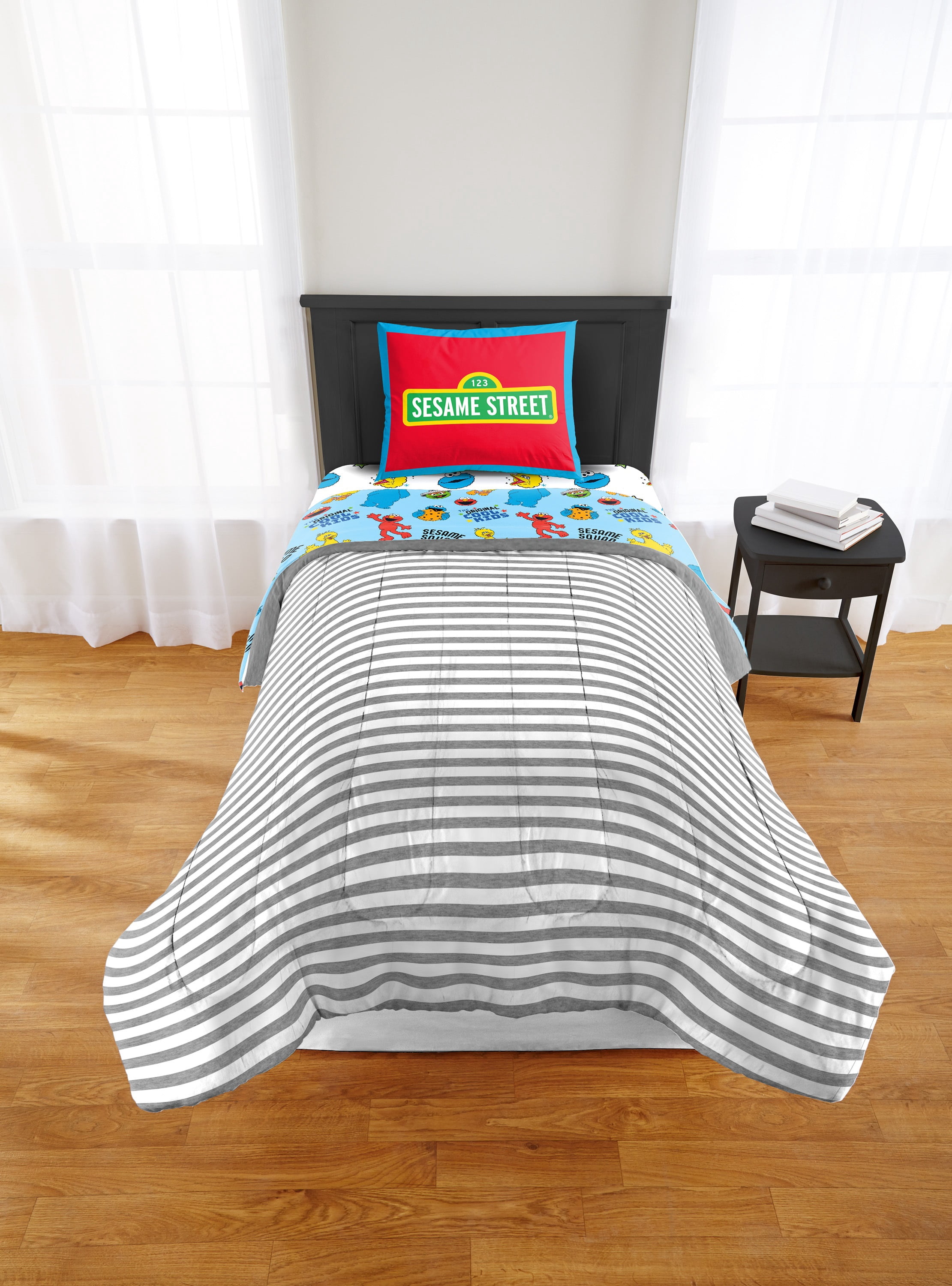 セサミストリート  掛け布団 Sesame Street Stripes Kids 2-Piece Twin/Full Reversible Comforter