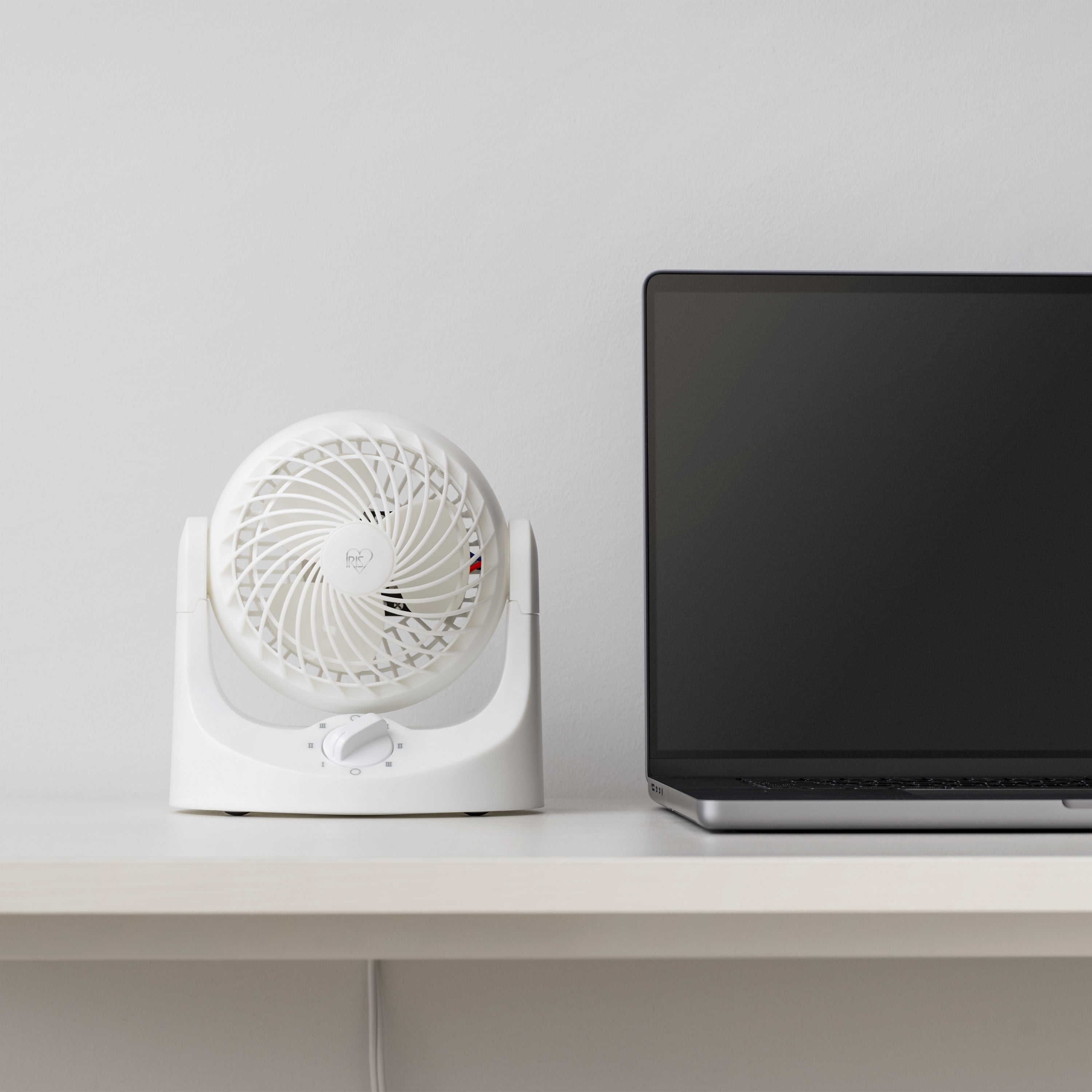 IRIS WOOZOO Mini Desk Fan Air Circulator 3 Speeds 32ft Max Air Distance White