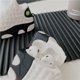 thumbnail image 4 of Estuche compatible con AirPods 3 Estuche de lujo para AirPods 3 Air Pods 3 Estuches Cubierta Hypebeast Diseño divertido Divertido 3D Lindo Trendy Unique Fancy Silicona suave (Zapato blanco negro) brillar Electrónica, 4 of 4