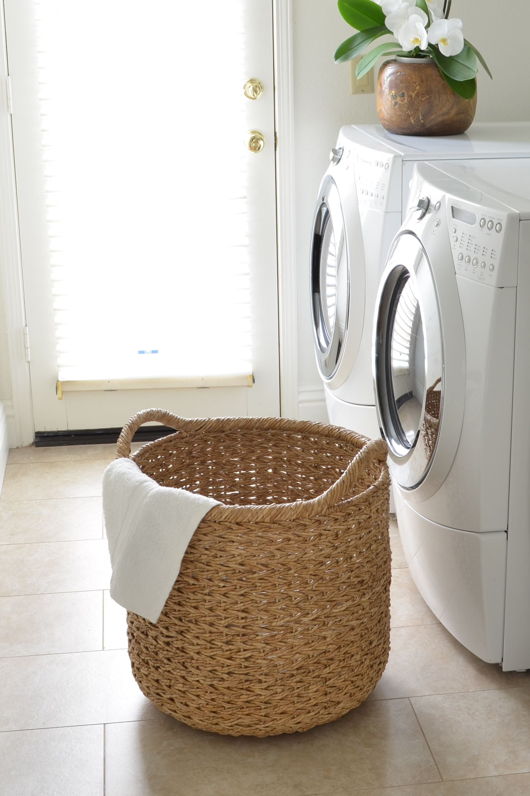 Kouboo Large Handwoven Decorative Storage Basket In Twisted Sea Grass With Handles, Circle-Shaped Basket Bin For Storage In Entryway, Organizing Basket For Laundry, Natural