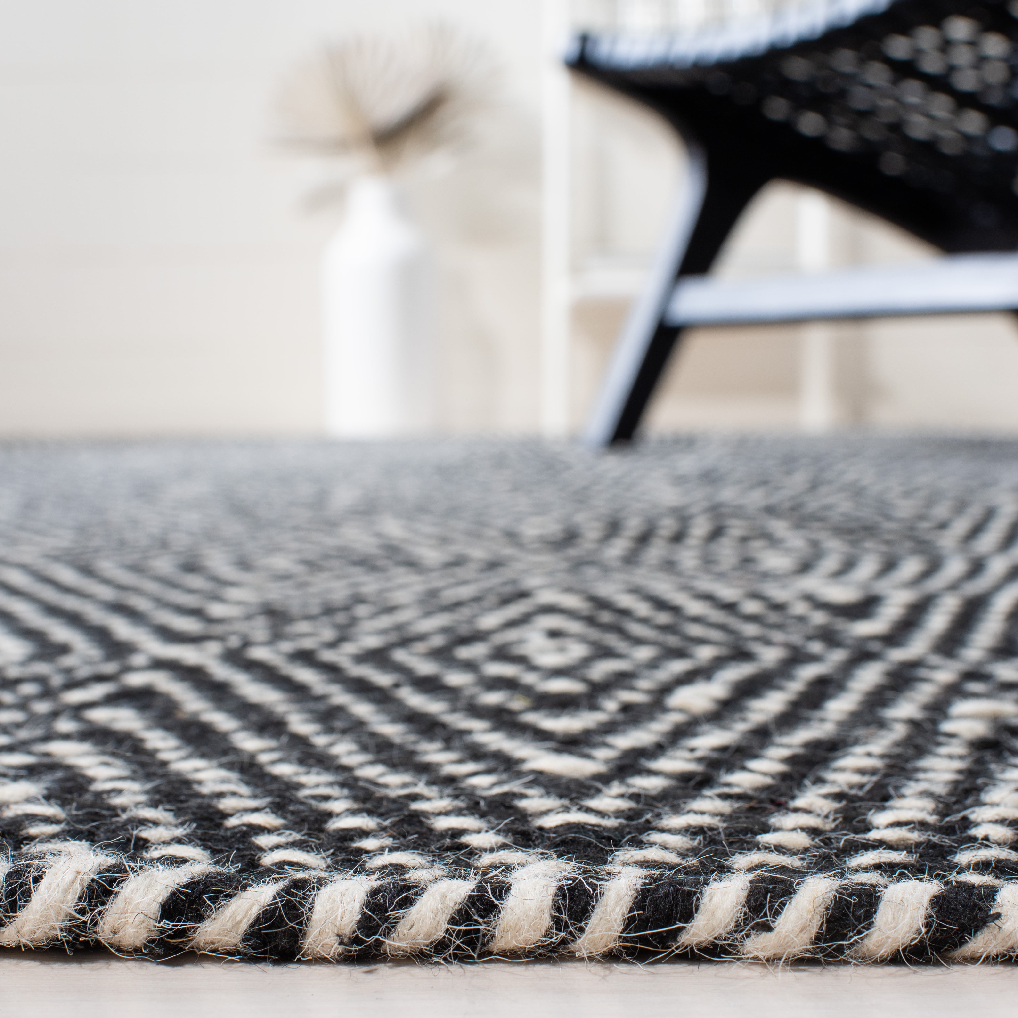 Safavieh Kilim Cynthia Diamond Area Rug, Black/Ivory, 5' x 8'