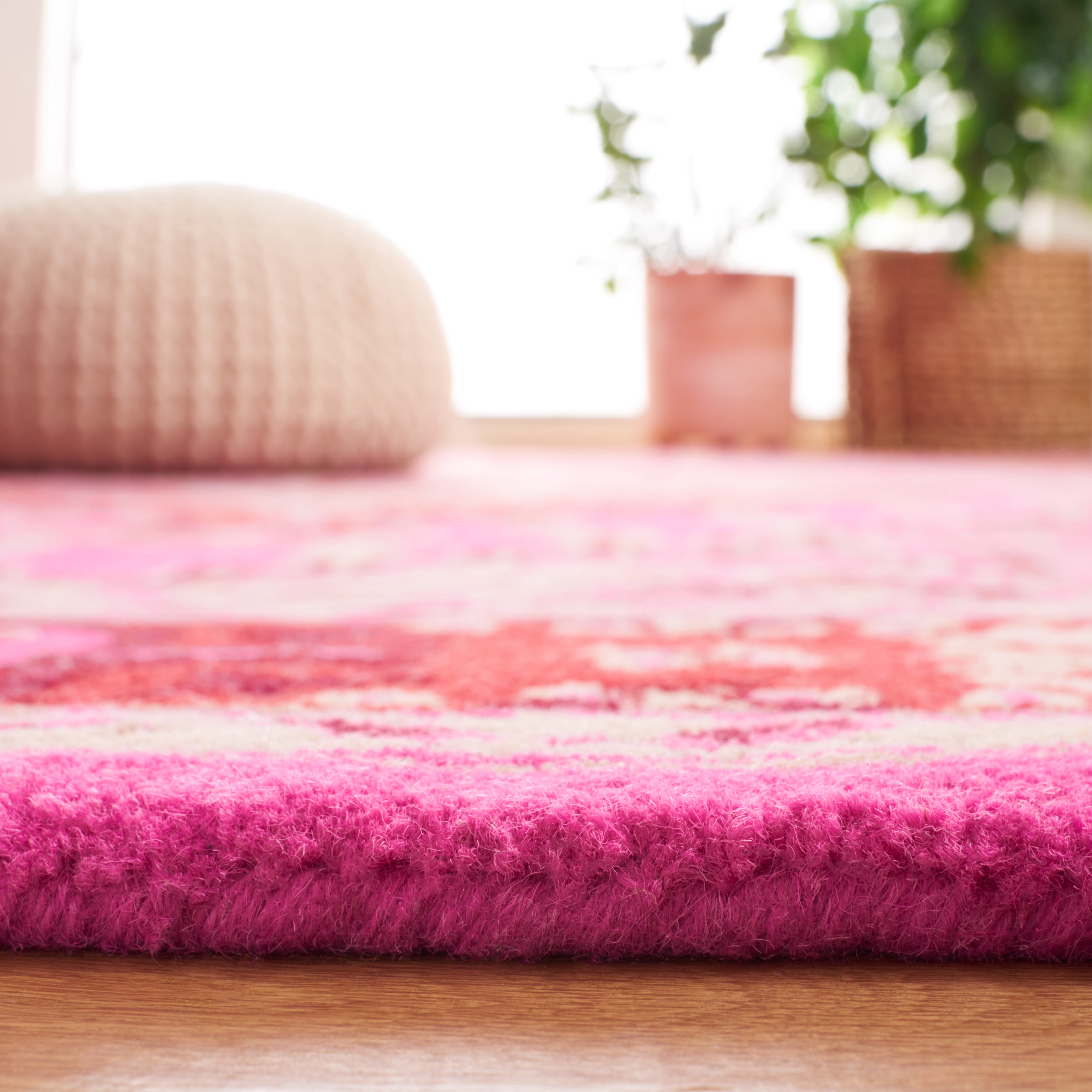 SAFAVIEH Bellagio Major Bordered Wool Area Rug, Red/Pink, 5' x 5' Round