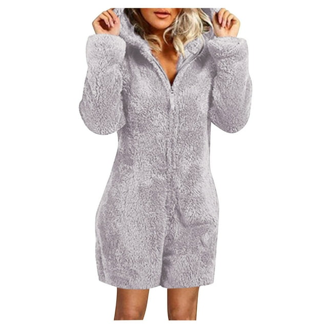 mono corto con capucha de manga larga para mujer, pijama informal de invierno cálido fridja fhjkhfk456731 en gris. Vista frontal centrada de un mono corto con cremallera frontal y capucha, mangas largas y tejido de felpa visible; silueta recta hasta la cadera y largo por encima de la rodilla; fondo blanco de estudio. A menudo se usa como ropa para relajarse en casa.
