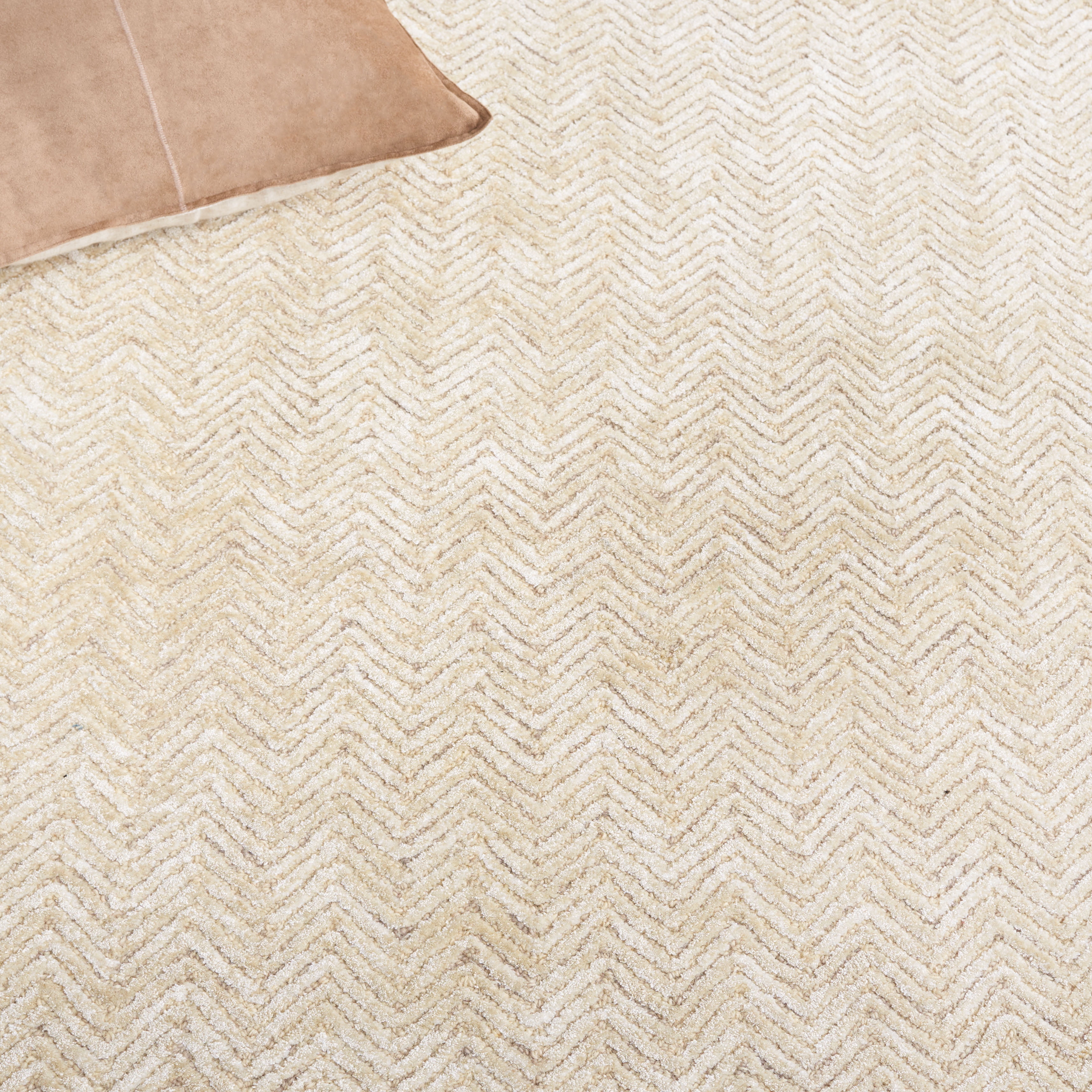 SAFAVIEH Glamour Flanagan Wavy Striped Area Rug, Gold/Ivory, 5' x 8'