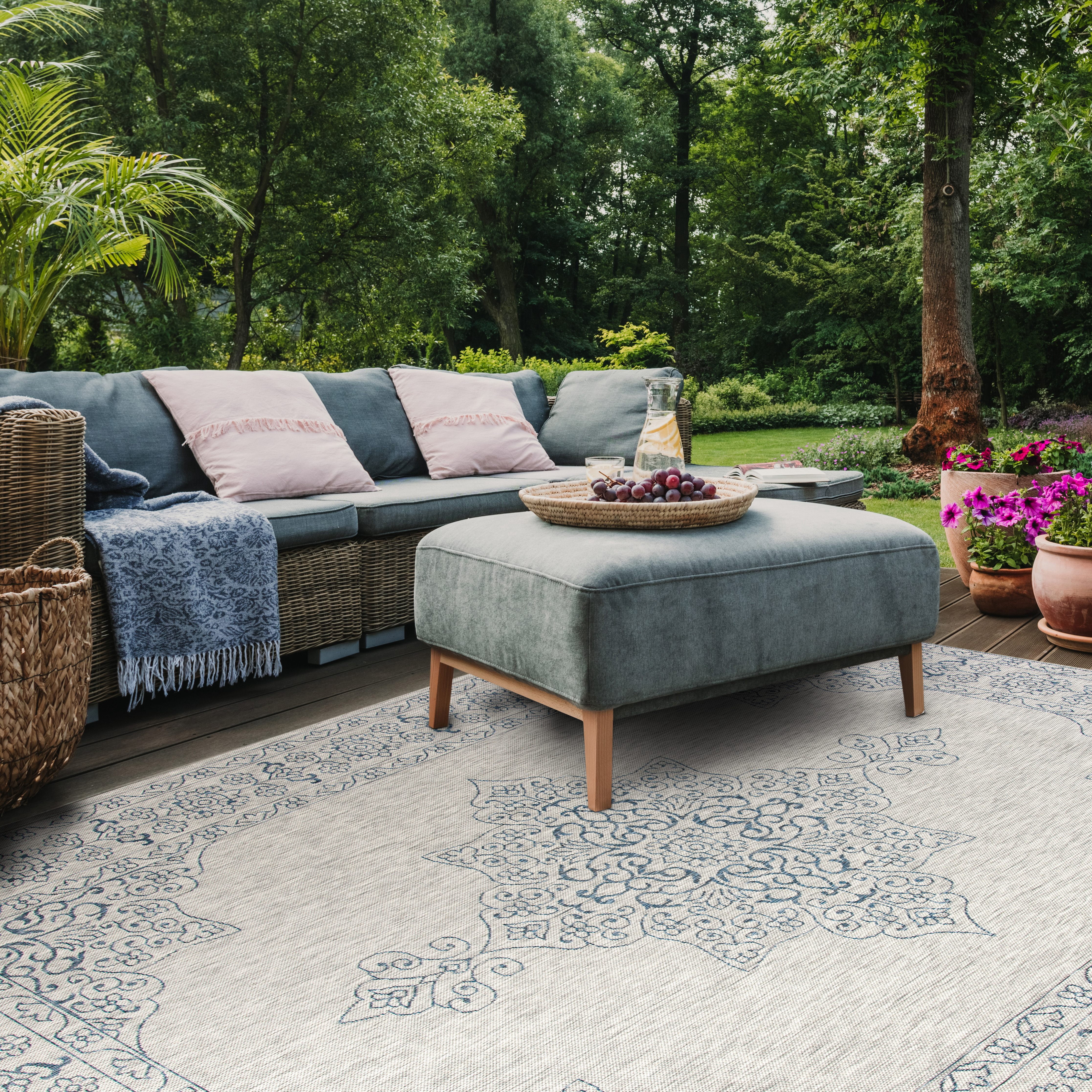 SAFAVIEH Courtyard Delbet Medallion Indoor/Outdoor Area Rug, Grey/Navy, 5'3" x 7'7"