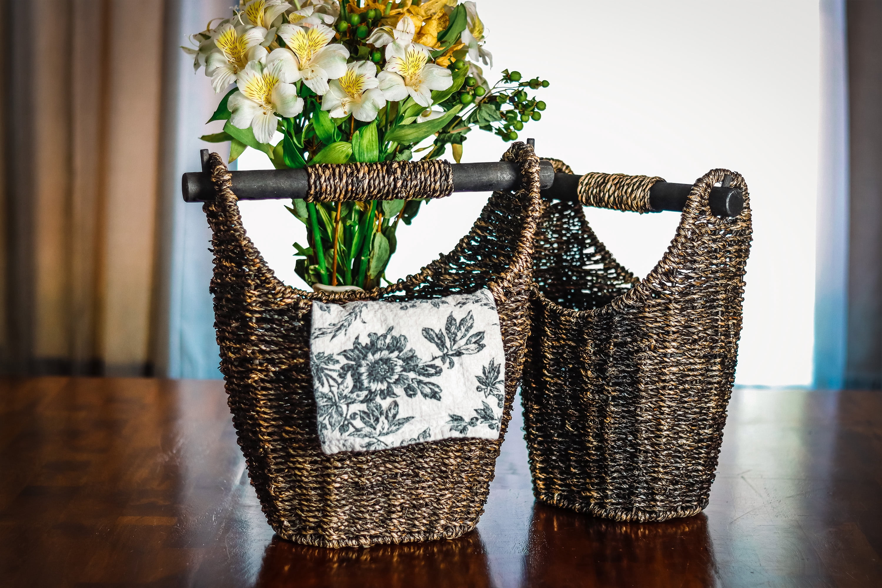 12.2 in & 9.4 in Tall Seagrass Carry Baskets with Wooden Handle (Set of 2, Brown)