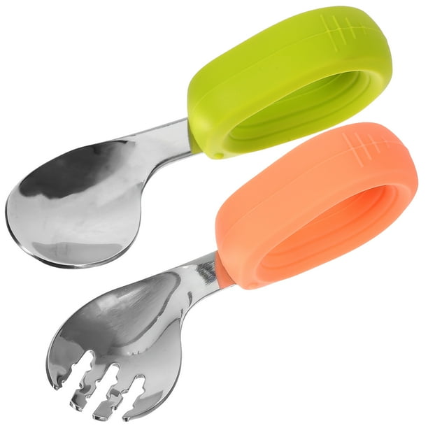 Juego de cuchara y tenedor para niños pequeños, ideal para comer en casa.