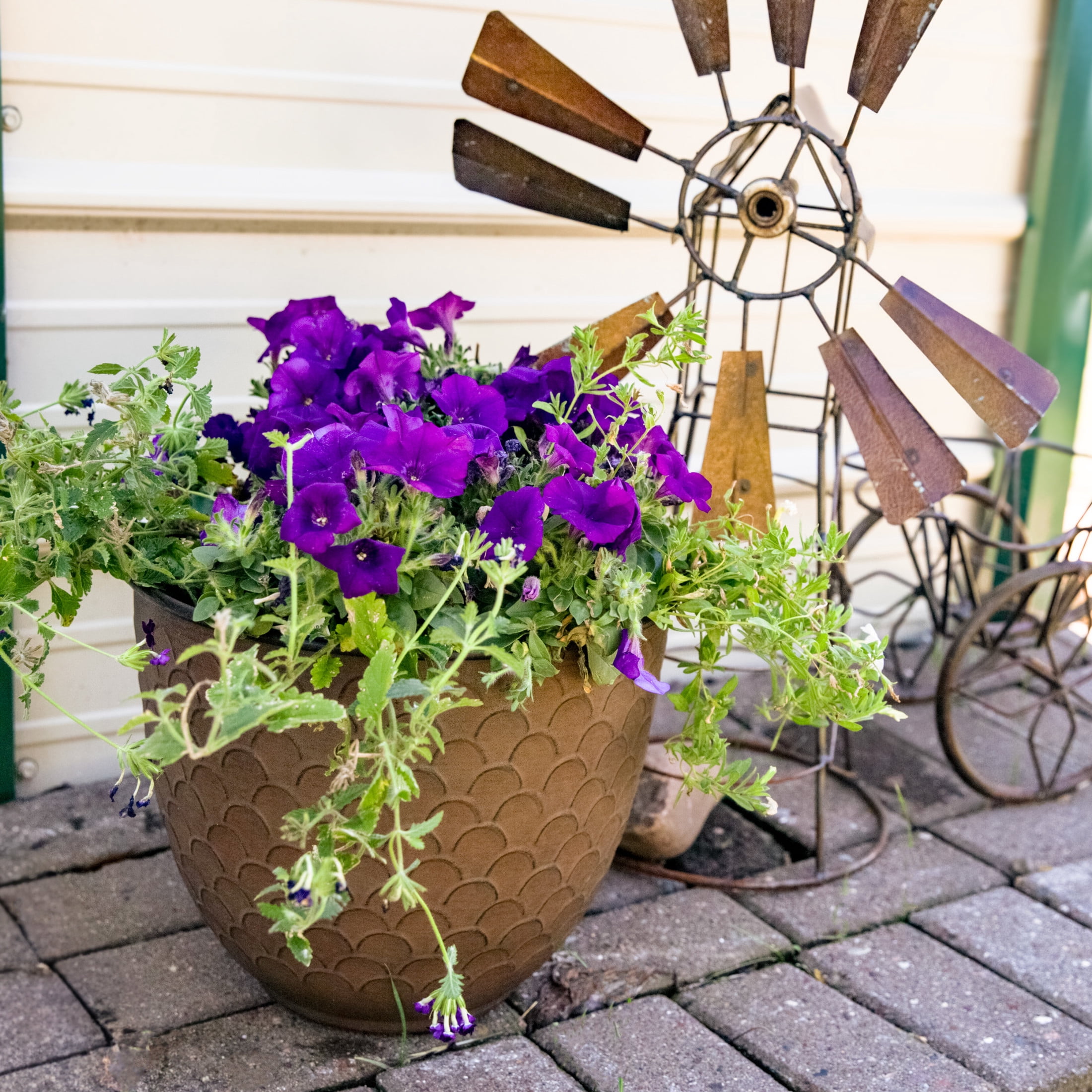 Sunnydaze Dinah 12.5" x 12.5" x 10.75" Round Brown Metal Outdoor Planter Pot 2-Count