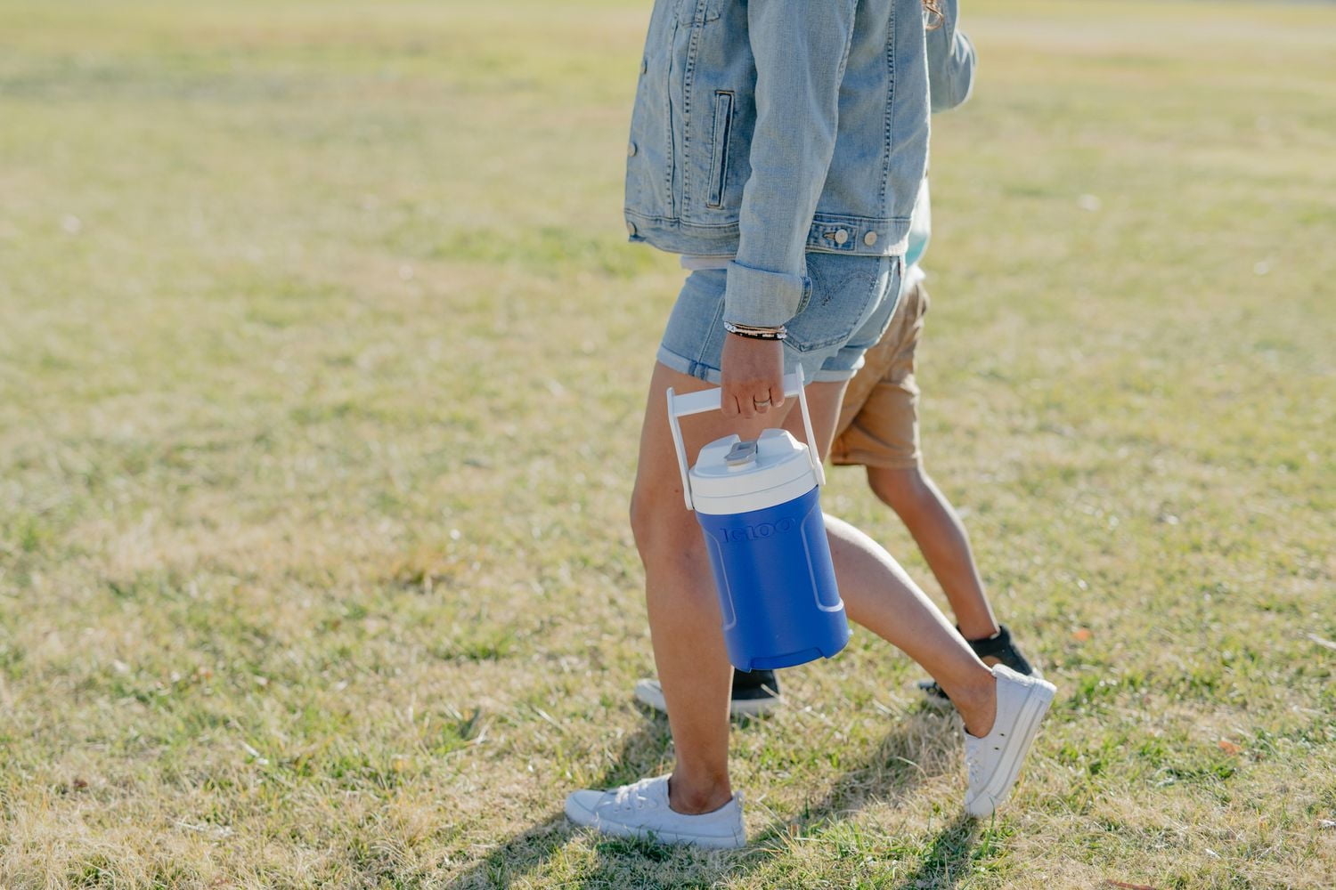 Igloo 1/2 gallon Laguna beverage jug, blue, 1.9 liters